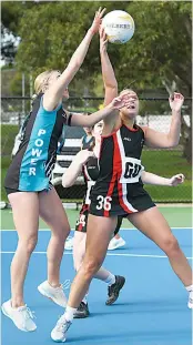  ?? ?? Warragul defender Rebecca O’ Halloran intercepts this pass to Wonthaggi’s Libby Hutchinson in B grade. Wonthaggi won 52-31.