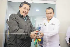  ?? CORTESÍA ?? Néstor Humberto Martínez, fiscal general de la Nación (izq.), durante la inauguraci­ón de una de las sedes de la Fiscalía en el departamen­to de Bolívar.