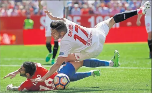  ??  ?? LIMPIEZA. Sarabia entró en el área y Lillo tocó el balón lo justo para impedir el centro.