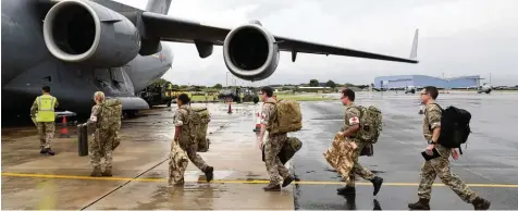  ?? Foto: Andrew Matthews, dpa ?? Diese Soldaten starteten vom Flughafen im britischen Brize Norton, um Hilfsgüter in die vom Hurrikan „Irma“betroffene­n Gebiete zu bringen. Bei den Aufräumarb­eiten helfen mehrere Länder zusammen.
