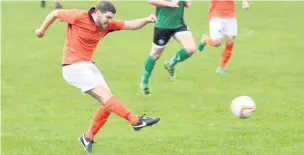  ?? James Eastup ?? Runcorn Linnets’ Antony Hickey goes for goal narrowly missing the target in last Saturday’s encounter with 1874 Northwich.