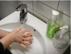  ?? Bild: Jessica GOW/TT ?? Att tvätta händerna stoppar många sjukdomar, men frågan är hur långt det räcker?