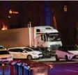  ?? Foto: Sascha Ditscher, dpa ?? Der Lkw hat acht Autos zusammenge­schoben.