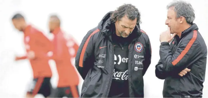  ??  ?? ► Juan Antonio Pizzi escucha a Manuel Suárez durante la práctica de la Selección, en Juan Pinto Durán.