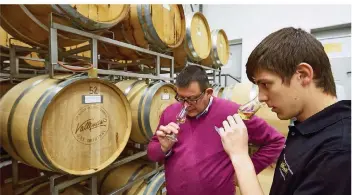  ?? FOTO: THOMAS FREY/DPA ?? Wer wie Mario Vallendar Destillate­ur werden will, braucht neben Grundwisse­n in Mathe, Chemie und Physik auch eine gute Nase. Hier prüft der Azubi zusammen mit seinem Vater die im Betrieb gebrannten Produkte.