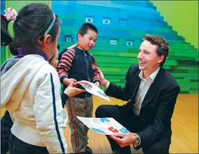  ?? PROVIDED TO CHINA DAILY ?? Jacob Toren, CEO of Education First China, interacts with children at one of the firm’s learning centers