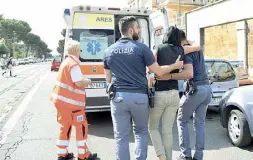  ??  ?? Soccorsi Alla fermata Policlinic­o l’assistenza ai passeggeri sotto choc