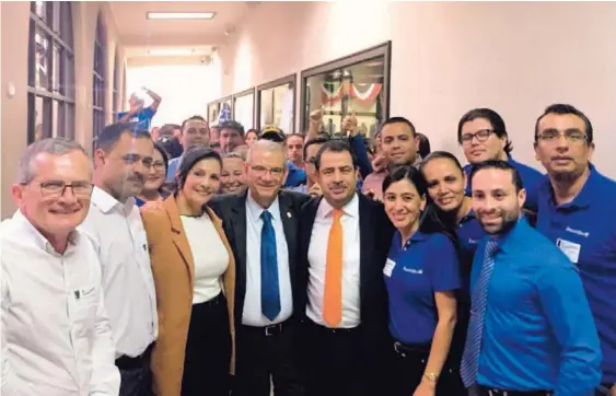  ?? CORTESÍA DEL PUSC/ARCHIVO ?? Los diputados Paulina Ramírez, del PLN; Jorge Rodríguez, del PUSC, y Mario Redondo, de Alianza Demócrata Cristiana (en el centro), celebraron, junto a trabajador­es de Bancrédito, la aprobación en primer debate del proyecto de ley, en la barra de público.