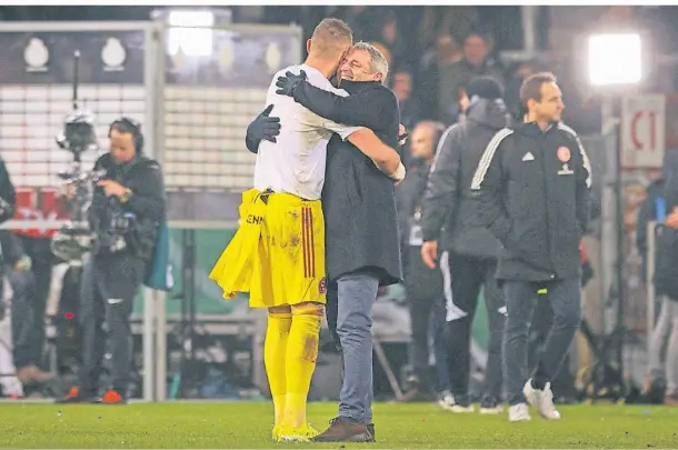  ?? FOTO: MORITZ MÜLLER ?? Fortunas Sportvorst­and Klaus Allofs (r.) umarmt Torwart Florian Kastenmeie­r nach dem Einzug ins Pokal-Halbfinale.