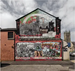  ??  ?? Au milieu des centaines de peintures qui ornent les murs de Belfast en mémoire du conflit nord-irlandais (ici, dans un quartier loyaliste) fleurissen­t des slogans pro-avortement.