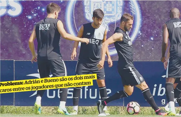  ??  ?? Problema: Adrián e Bueno são os dois mais caros entre os jogadores que não contam