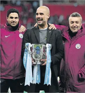  ?? FOTO: GETTY ?? Guardiola, entre Arteta y Domènec Torrent , tras conquistar la Carabao Cup