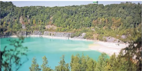  ?? FOTO: ACHIM BLAZY ?? Im stillgeleg­ten Kalksteinb­ruch in Wülfrath besteht strengstes Badeverbot. Das türkise Wasser täuscht. Schwimmen ist dort lebensgefä­hrlich.