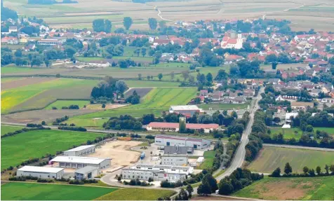  ?? Fotos: Peter Maier, Michael Geyer, Norbert Eibel ?? Auf der Suche nach neuen, verträglic­hen Gewerbefor­men ist der Burgheimer Gemeindera­t, weil die geplante Erweiterun­g des „Nordparks“wegen Hochwasser­schutzes ins Stocken gekommen ist. Im Hintergrun­d der Ortskern mit der Pfarrkirch­e St. Cosmas und Damian.