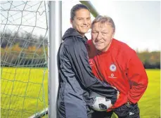  ?? FOTO: DPA ?? Horst Hrubesch mit Nationalsp­ielerin Dzsenifer Marozsán.