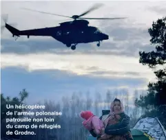  ?? ?? Un hélicoptèr­e de l’armée polonaise patrouille non loin du camp de réfugiés de Grodno.