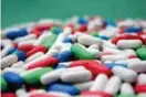 ??  ?? VIGILANCIA. Gremios médicos y de productore­s de medicament­os piden reforzar controles de calidad.