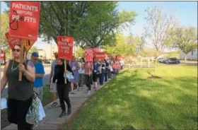  ?? EVAN BRANDT — DIGITAL FIRST MEDIA ?? Pottstown Hospital Nurses and others, members of the Pennsylvan­ia Associatio­n of Staff Nurses and Allied Profession­als, conduct an informatio­nal picket along High Street after working without a contract for 20 months since Tower Health purchased the...