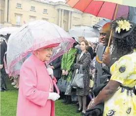  ?? AP ?? Paraguas. La reina Isabel II, el martes, en el Palacio de Buckingham.