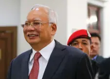  ?? — Malay Mail photo ?? Najib in high spirits as he arrives at the court complex.