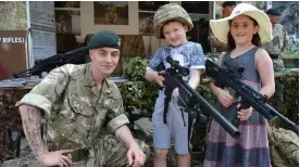  ?? Pictures: Phil Creighton ?? RFN Karl Beeson from 7Rifles with Logan and Caitlin Itta