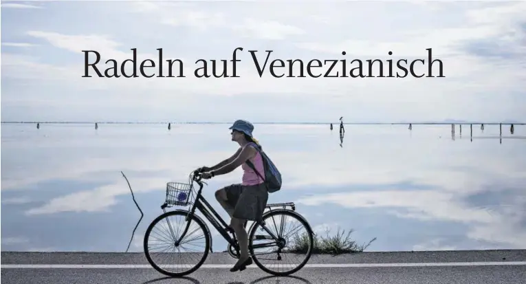  ??  ?? Keine großen Steigungen, aber viel Serenissim­a: Radeln auf dem Lido.