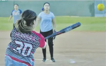  ?? FOTO ARCHIVO BES ?? ACCIÓN DE LA pasada temporada de softbol femenil en San Luis. Parques y Recreación está convocando a equipos para la nueva temporada a jugarse a partir de junio.