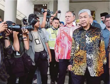  ?? [FOTO MOHAMAD SHAHRIL BADRI SAALI/BH] ?? Ahmad Zahid tiba di Mahkamah Sesyen Kuala Lumpur, semalam.