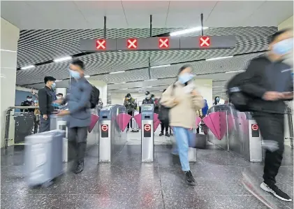  ?? XINHUA ?? Primer tren. Los pasajeros en la estación del ferrocarri­l de Hankou, en Wuhan, vuelta a la normalidad.