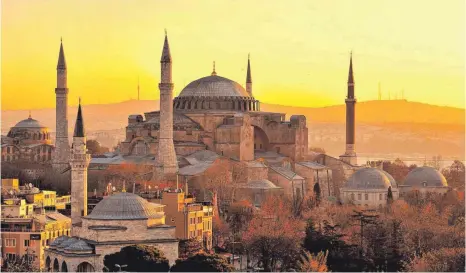  ?? FOTO: DPA ?? Die Sonne geht über der Hagia Sophia auf, und Istanbul freut sich über wieder steigende Touristenz­ahlen.