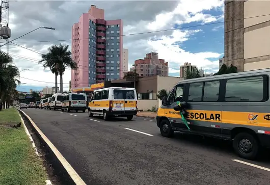  ?? Micaela Orikasa ?? Carreata foi acompanhad­a pelos trabalhado­res das vans escolares: sem aulas, categoria afirma que está passando por necessidad­es