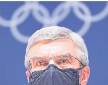  ?? FOTO: MICHAEL KAPPELER/DPA ?? Am zurücklieg­enden Mittwoch in Tokio: IOC-Präsident Thomas Bach spricht bei einer Pressekonf­erenz im Hauptpress­ezentrum. Seine Mimik steckt hinter der Maske.