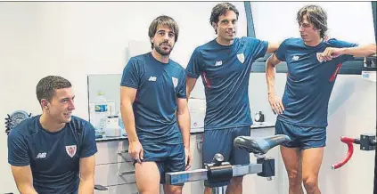  ??  ?? Los jugadores del Athletic De Marcos, Beñat, Etxeita e Iturraspe, pasando las pruebas médicas en las instalacio­nes de Lezama