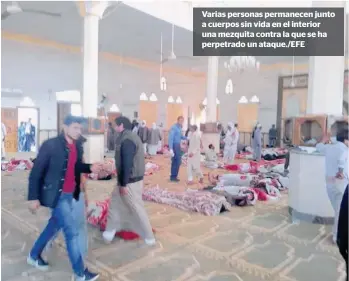  ??  ?? Varias personas permanecen junto a cuerpos sin vida en el interior una mezquita contra la que se ha perpetrado un ataque./EFE