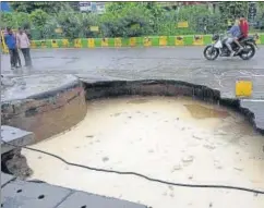  ?? SAKIB ALI /HT PHOTO ?? A portion of road caved in at Indirapura­m in Ghaziabad.