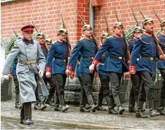  ??  ?? Harald Juhnke war nicht nur Entertaine­r. Er (wie hier im „Hauptmann von Köpenick“). brillierte auch als Charakterd­arsteller