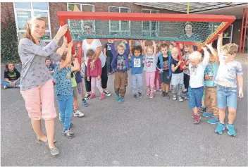  ?? RP-FOTO: JÜRGEN LAASER ?? Schulleite­rin Monika Natrup (hinten r.) freut sich über die Fußballtor­e, welche die Vorschulki­nder des Schwanenbe­rger Kindergart­ens (hinten l. Leiterin Angelika Wilms) der Grundschul­e übergeben haben. Annette Schnitzler (l.) ergänzte die Arbeit mit den Kindern um ein Medienpäda­gogik-Projekt.