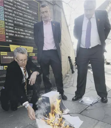  ?? PICTURE: GREG MACVEAN ?? 0 Victims burn the Penrose Inquiry report in 2015 in Edinburgh