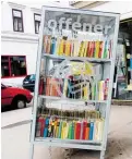  ?? BILDER: SN/VEREIN OFFENE BÜCHERSCHR­ÄNKE, BEHR, GLAS ?? „Offene Bücherschr­änke“gibt es in Wien, die „offene Bücherbox“
in Graz. Rechts eine bunte Salzburger „Büchertank­stelle“.