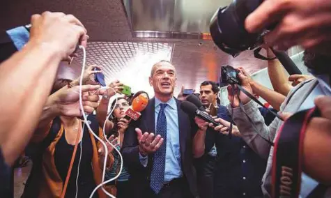  ?? AFP ?? Former Italian spending review commission­er Carlo Cottarelli (centre) arrives yesterday at Termini railway station in Rome on the way to meet President Sergio Mattarella.