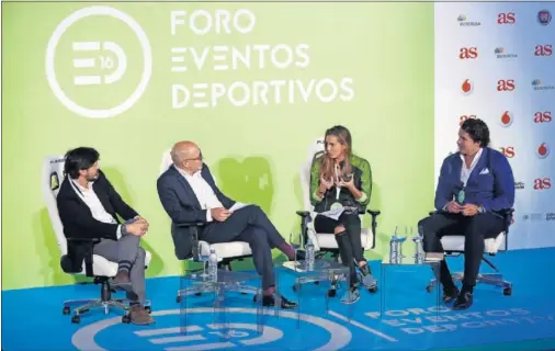  ??  ?? INTENSO DEBATE. Ignacio Arrola (Mediapro), Óscar Ugaz (moderador), Ona Carbonell (medallista olímpica) y Kike Levy (Twitter).