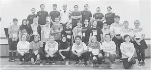  ??  ?? UNTUK ALBUM: Para kru dan sebahagian peserta program Cabaran Aerodance dan Aerobathon 2018 merakam gambar kenang-kenangan.