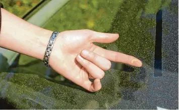  ?? Foto: teutopress, Imago ?? Ein bekannter Anblick: Viele Autos in der Region sind aktuell mit Blütenstau­b bedeckt. Vermischen sich die Pollen mit Sand, ist Vorsicht geboten.