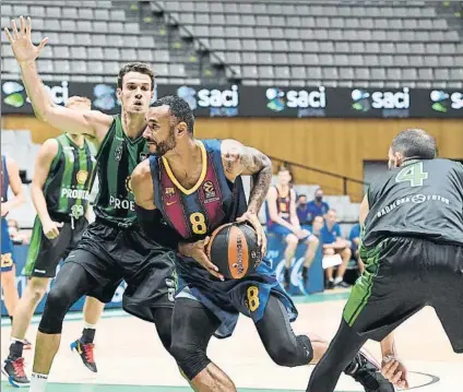  ?? FOTO: FCBARCELON­A.CAT ?? Adam Hanga intenta superar la defensa de López-Arostegui y Rib.
El Barça tuvo que remontar de nuevo en pretempora­da