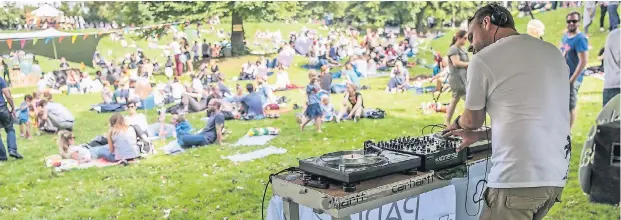  ?? FOTO: FOTO SCHIKO ?? „Parklife“feierte im vergangene­n Jahr seine Premiere, unter anderem mit dem Picknick im Park „Alter Bilker Friedhof“.