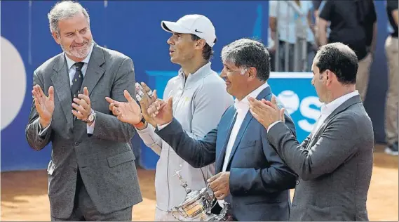  ?? FOTO: PEP MORATA ?? Albert Agustí, Rafa Nadal y Albert Costa aplauden a Toni Nadal durante el homenaje que rindió al técnico el Barcelona Open Banc Sabadell-Trofeo Conde de Godó, el miércoles