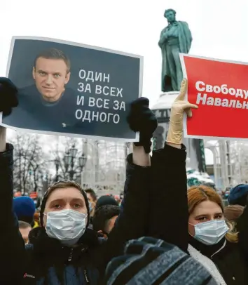  ?? Foto: Pavel Golovkin/AP, dpa ?? „Einer für alle und alle für einen“sowie „Freiheit für Nawalny“haben diese Demonstran­ten auf ihre Plakate gedruckt. In über 100 Städten in Russland sind Menschen für den Kremlkriti­ker auf die Straße gegangen.