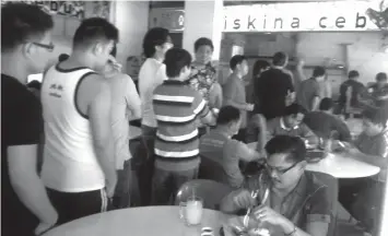  ?? CONTRIBUTE­D PHOTO ?? People lining up at Iskina Cebu’s present location in Timbre+, a gastropark in Singapore. The gastropark is composed of container trucks and a hangout place for locals in Ayer Rajah Crescent.