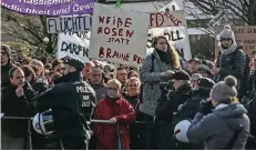  ?? FOTO: HANS-JÜRGEN BAUER ?? Im März vorigen Jahres demonstrie­rten viele Bürger friedlich gegen einen Parteitag der AfD im Geschwiste­r-Scholl-Gymnasium.