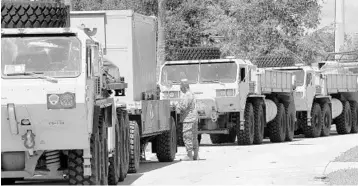  ?? JOE BURBANK/STAFF PHOTOGRAPH­ER ?? National Guardsmen set up the home base for Hurricane Irma recovery efforts Tuesday at University of Central Florida.